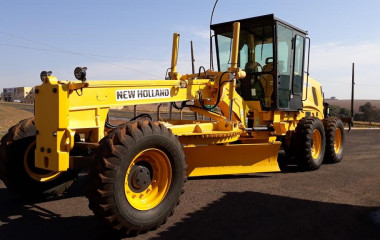 Domine o terreno com a motoniveladora New Holland. Supere desafios e conquiste resultados perfeitos em cada nivelamento.