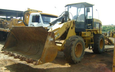 A pá carregadeira esculpe o terreno, combinando potência e versatilidade para enfrentar qualquer desafio de construção. Eleve sua eficiência a novos patamares e mova o mundo com essa máquina de possibilidades.