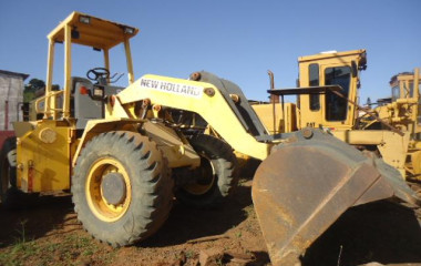 A pá carregadeira New Holland escava, eleva e constrói, dando vida às maiores obras com sua força inigualável. Transforme desafios em conquistas com essa máquina poderosa.