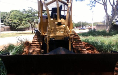 O trator de esteira é indicado para terrenos difíceis, unindo resistência e tração imbatíveis para conquistar projetos desafiadores com tranquilidade e robustez incomparáveis. Avance com confiança, onde quer que a jornada o leve.