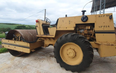 O rolo compactador Tema Terra é utilizado para compactar solos, areia, cascalho e demais materiais utilizados na construção civil, agricultura, mineração e logística.