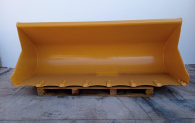 Descubra como a retroescavadeira, equipada com uma caçamba versátil, realiza escavações, nivelamento e transporte de materiais com eficiência, ideal para construção, agricultura e mineração.