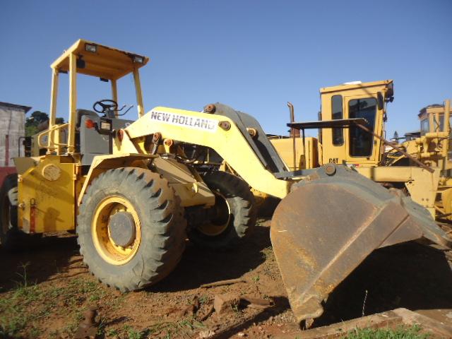 A pá carregadeira New Holland escava, eleva e constrói, dando vida às maiores obras com sua força inigualável. Transforme desafios em conquistas com essa máquina poderosa.
