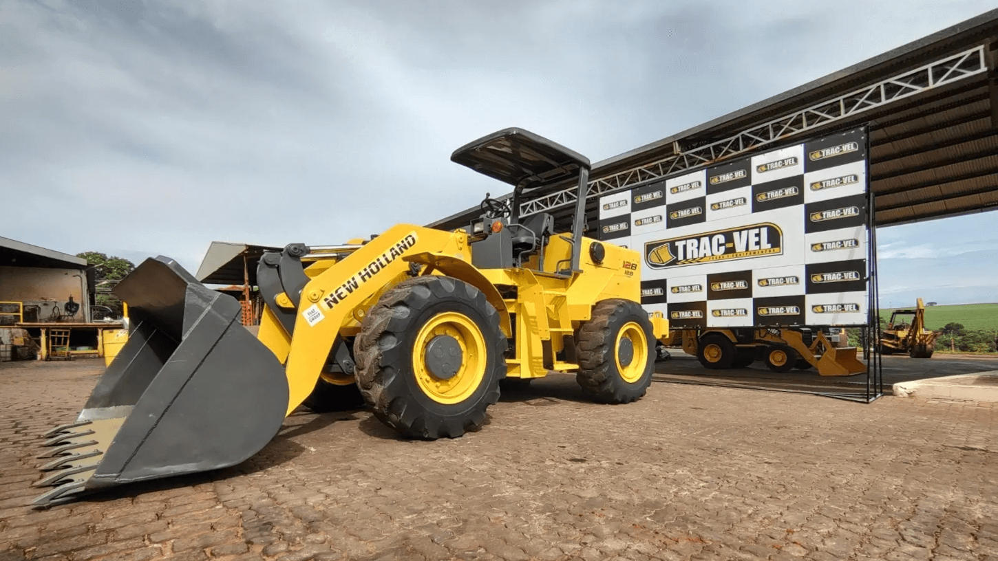 Encontre a pá carregadeira New Holland em Pederneiras na Trac-Vel. Conheça a pá carregadeira New Holland em Pederneiras e como ela otimiza operações. Para adquirir sua pá carregadeira New Holland em Pederneiras, contate-nos e melhore seus projetos.