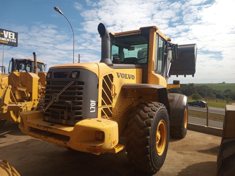 Encontre pás carregadeiras em Pederneiras: máquinas robustas e eficientes para construção e mineração. Garanta alta performance e produtividade nos seus projetos com equipamentos de qualidade na região.